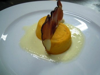 Sformatino di zucca con foglia di speck e crema di formaggio di fossa