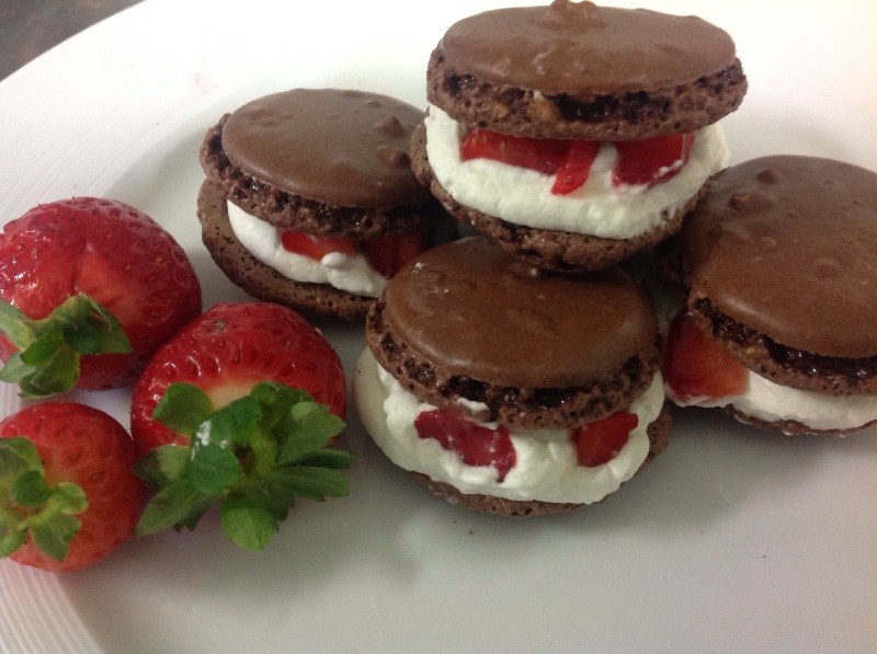 Macaron al cioccolato e fragole