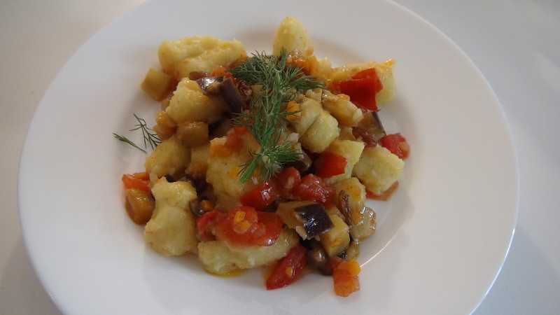 Gnocchi di patate con sugo estivo vegetariano